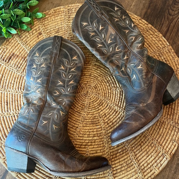 Ariat Shoes - Ariat Tea Stained Embroidered Western Cowboy Boots